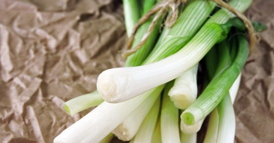 Как сохранить зелёный лук свежим до двух месяцев: простой способ от экспертов