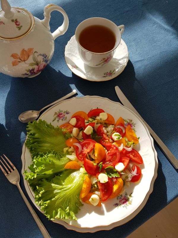 Салат с помидорами и сыром сулугуни: легкое блюдо к лету