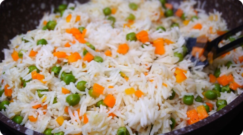 Необходим праздничный гарнир? Вот оригинальный рецепт риса с овощами