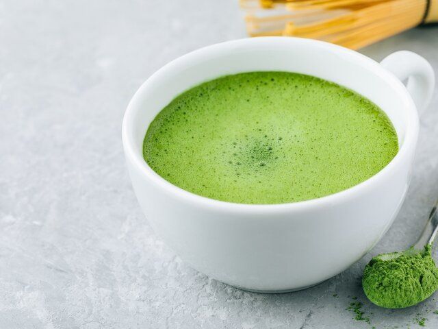 Матча с молоком: альтернатива кофе, которая меньше раздражает нервную систему