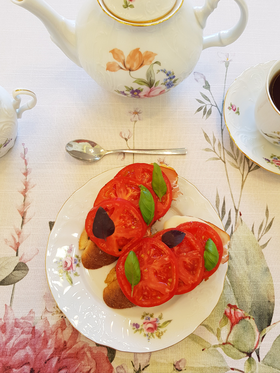 Брускетта с помидорами, сыром и сырокопченой свининой