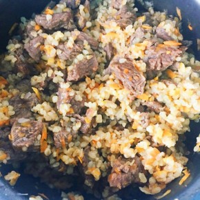 Сытный гуляш из говядины с булгуром