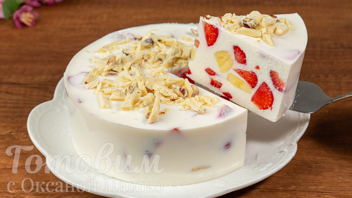 Летний торт без выпечки: клубника и бананы в каждом кусочке