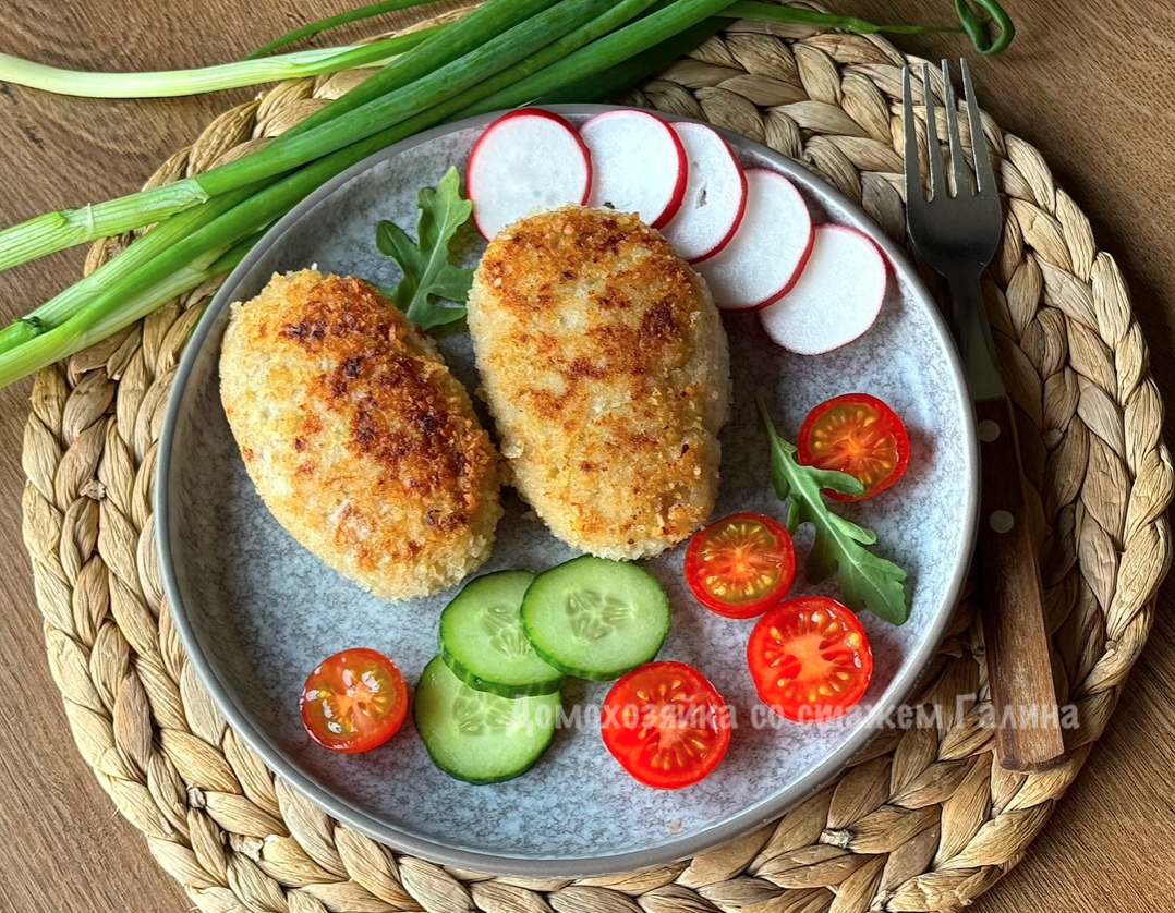 Как приготовить сочные мясные котлеты с жареной капустой