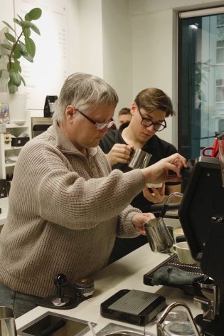 Пенсионеры на кофейной волне: Как в 'Московском долголетии' обучают искусству бариста