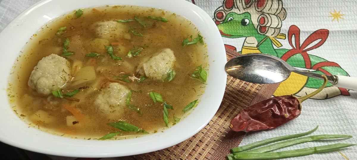 Рассольник с неожиданным ингредиентом: рыбный рецепт для всей семьи