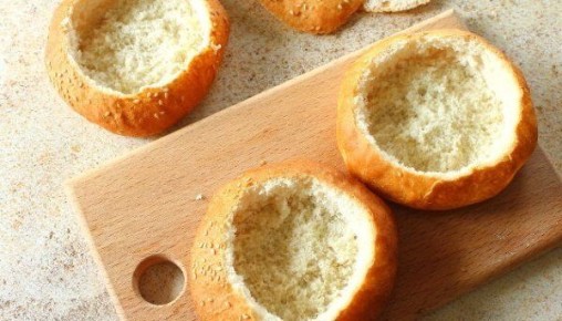 Креветочный салат в булочках: уютный для дома и праздничный для стола