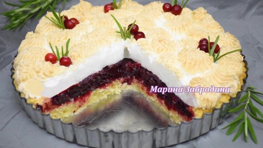 Сладкое искушение: пирог с ягодами и меренгой для заботливых хозяек