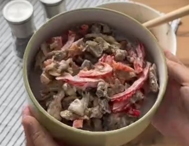 Легкий и сытный салат с курицей и грибами на ваш стол