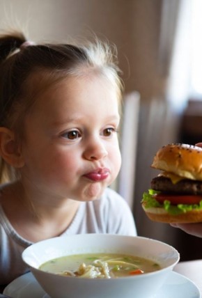 Почему дети предпочитают фастфуд: секреты привлекательности бургеров и пиццы