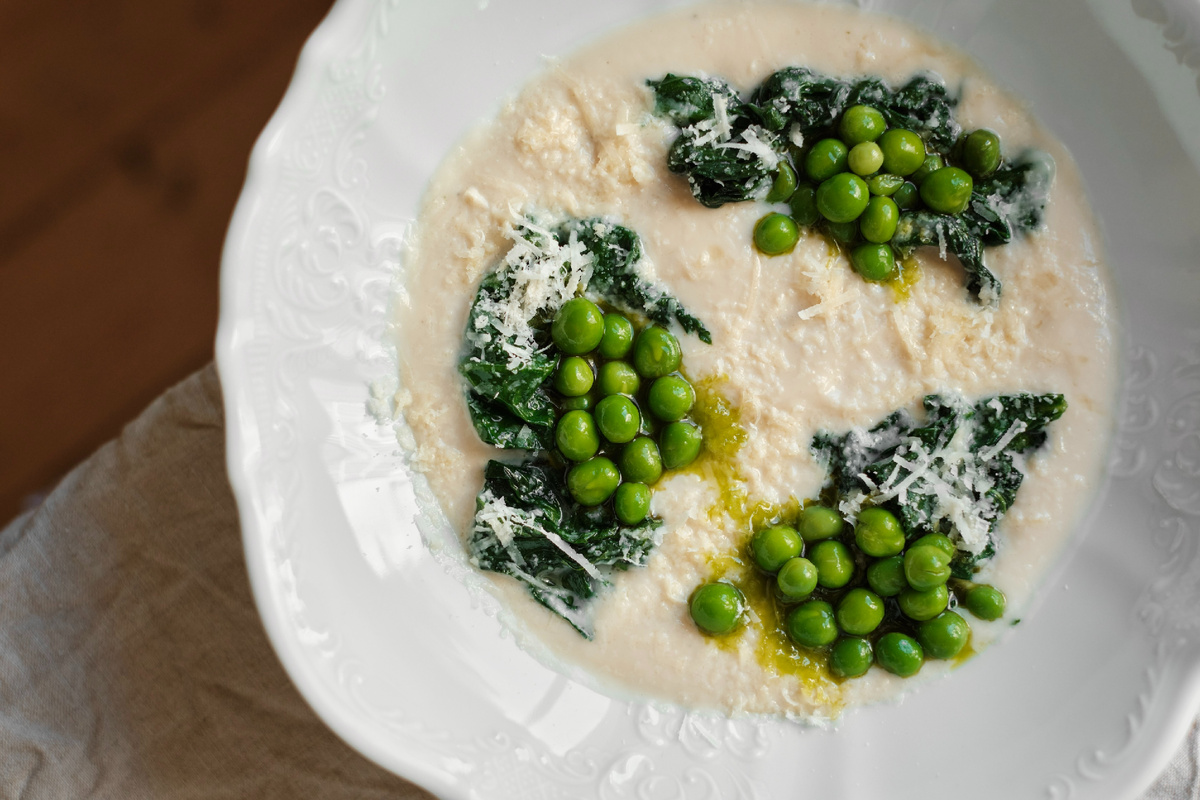 Новый взгляд на крем-суп: цветная капуста, шпинат и горошек