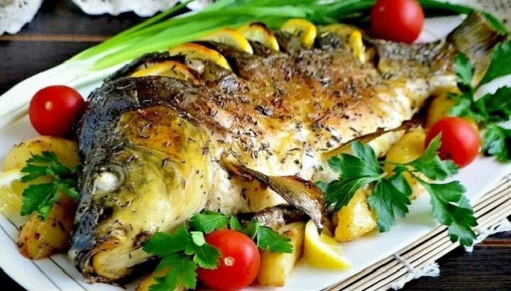 Нежный карп с картошкой, запеченный в сметане