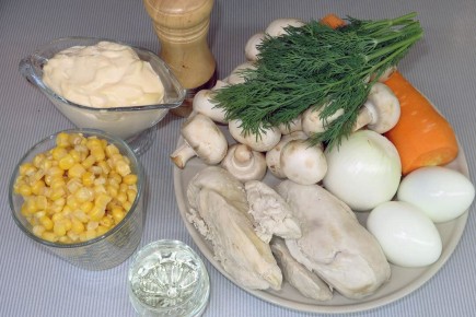 Салат, который удивит ваших гостей: курица, грибы и кукуруза в одном блюде