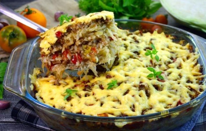 Сытная запеканка из капусты с мятым фаршем, рисом и сыром