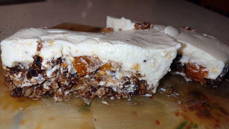 Удивительный заливной десерт с хурмой и вишней