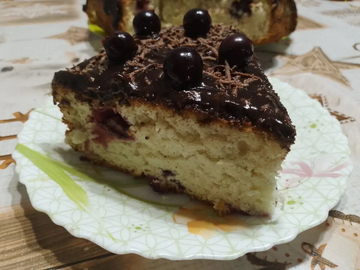 Нежный бисквитный пирог со смородиной в шоколадной глазури