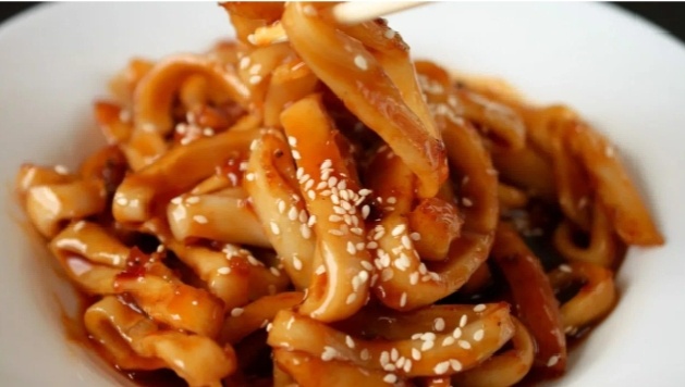 Как приготовить идеальные жареные кальмары с луком: пошаговый рецепт