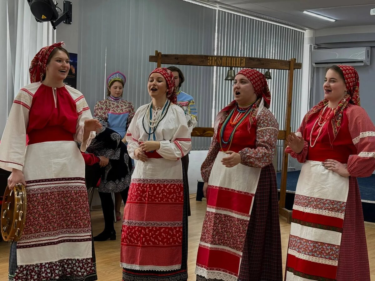 Весенний праздник в Толстовском университете: карнавальные угощения и дружеские традиции