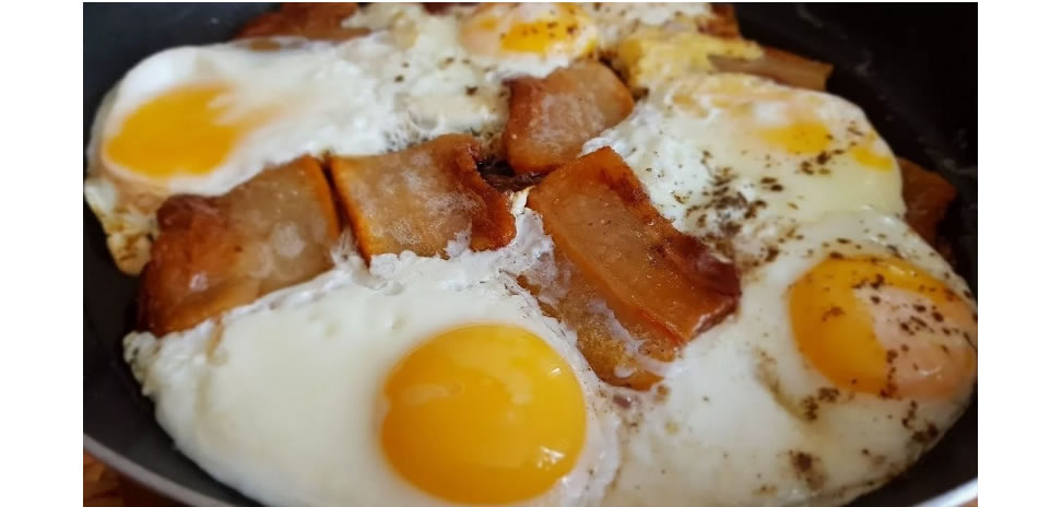 Питательная яичница с салом: простой и быстрый рецепт