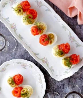 Вкусный праздник на столе: фаршированные яйца с красной рыбой