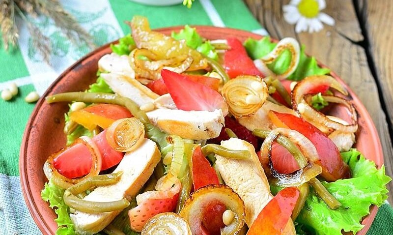 Летние салаты на любой вкус: три свежих рецепта