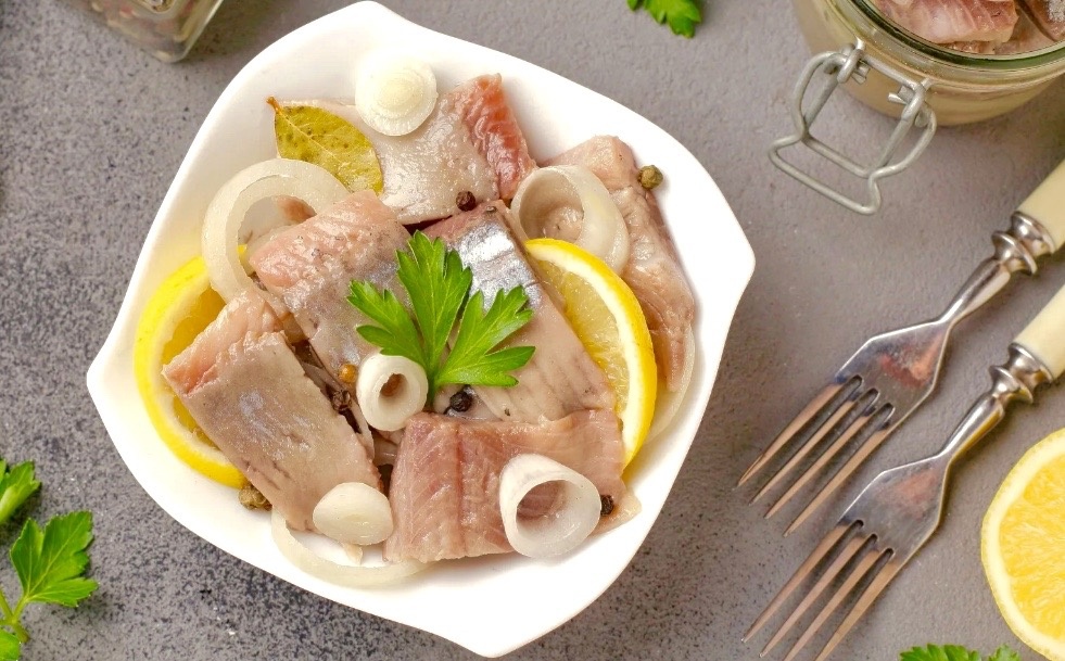 Селедка с изюминкой: Вкусные идеи для новогоднего стола