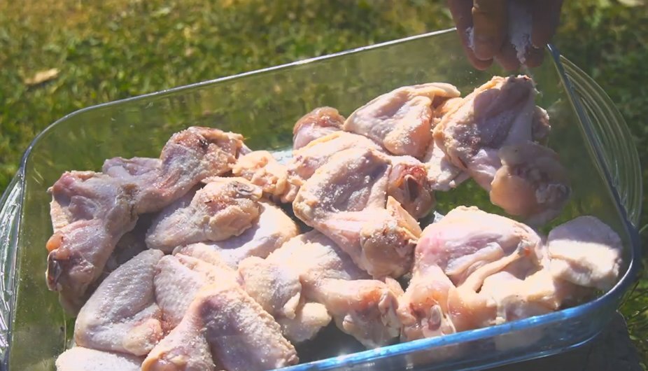 Куриные крылышки на решетке: рецепт с ароматными овощами