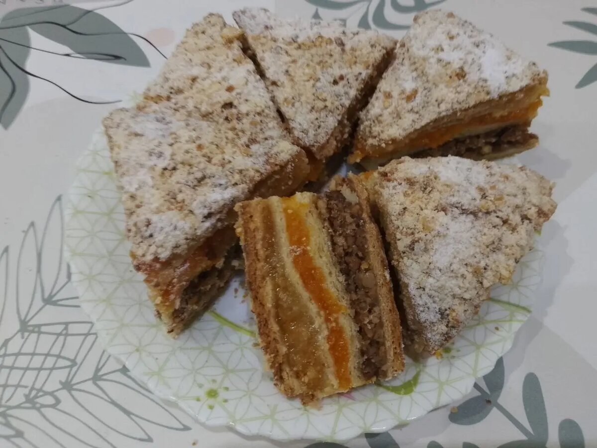 Трехслойный пирог с курагой, лимоном и орехами