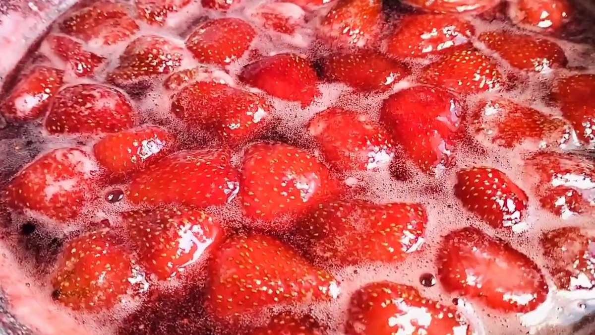 Жареное варенье из клубники: яркий вкус за 15 минут