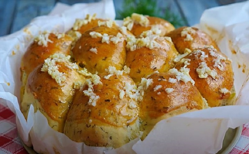 Пампушки с чесноком и зеленью: секреты ароматного уюта к обеду