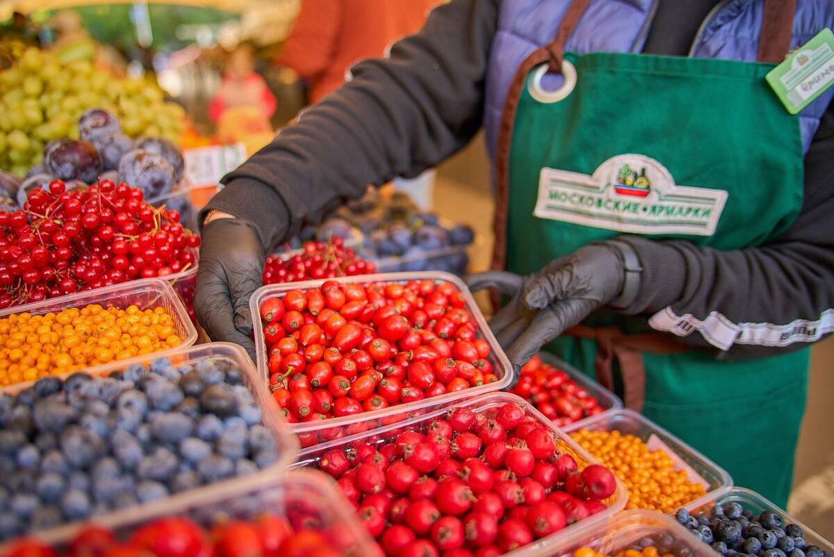 Ярмарки Москвы наполнились осенними ягодами: боярышник, шиповник и рябина