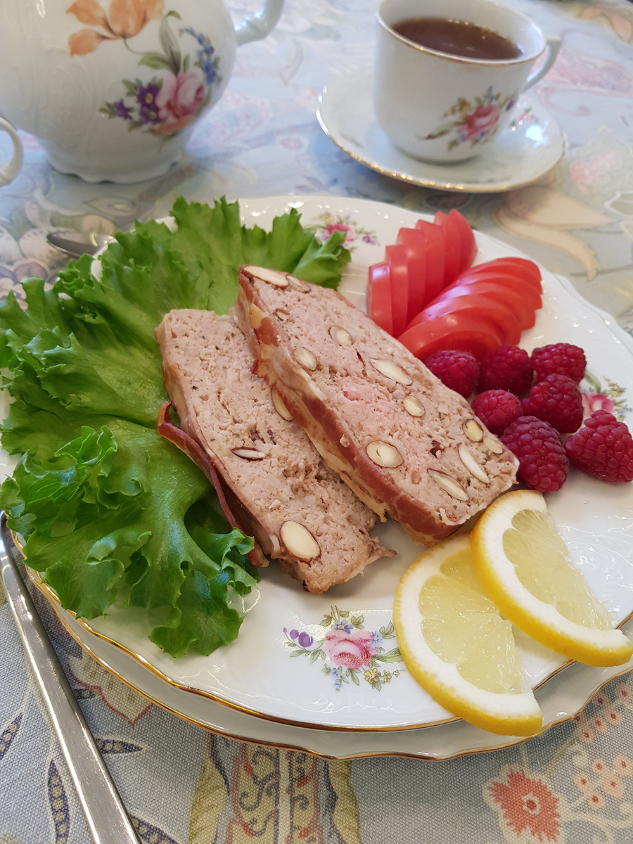 Террин из свинины с миндалем