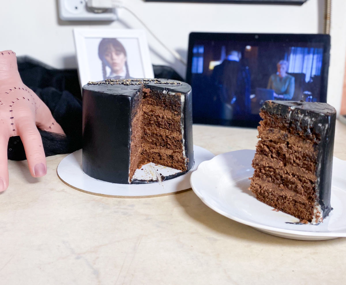 Торт в стиле Уэнсдей