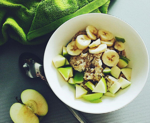 Восхитительная овсяная каша с фруктами: быстрый рецепт