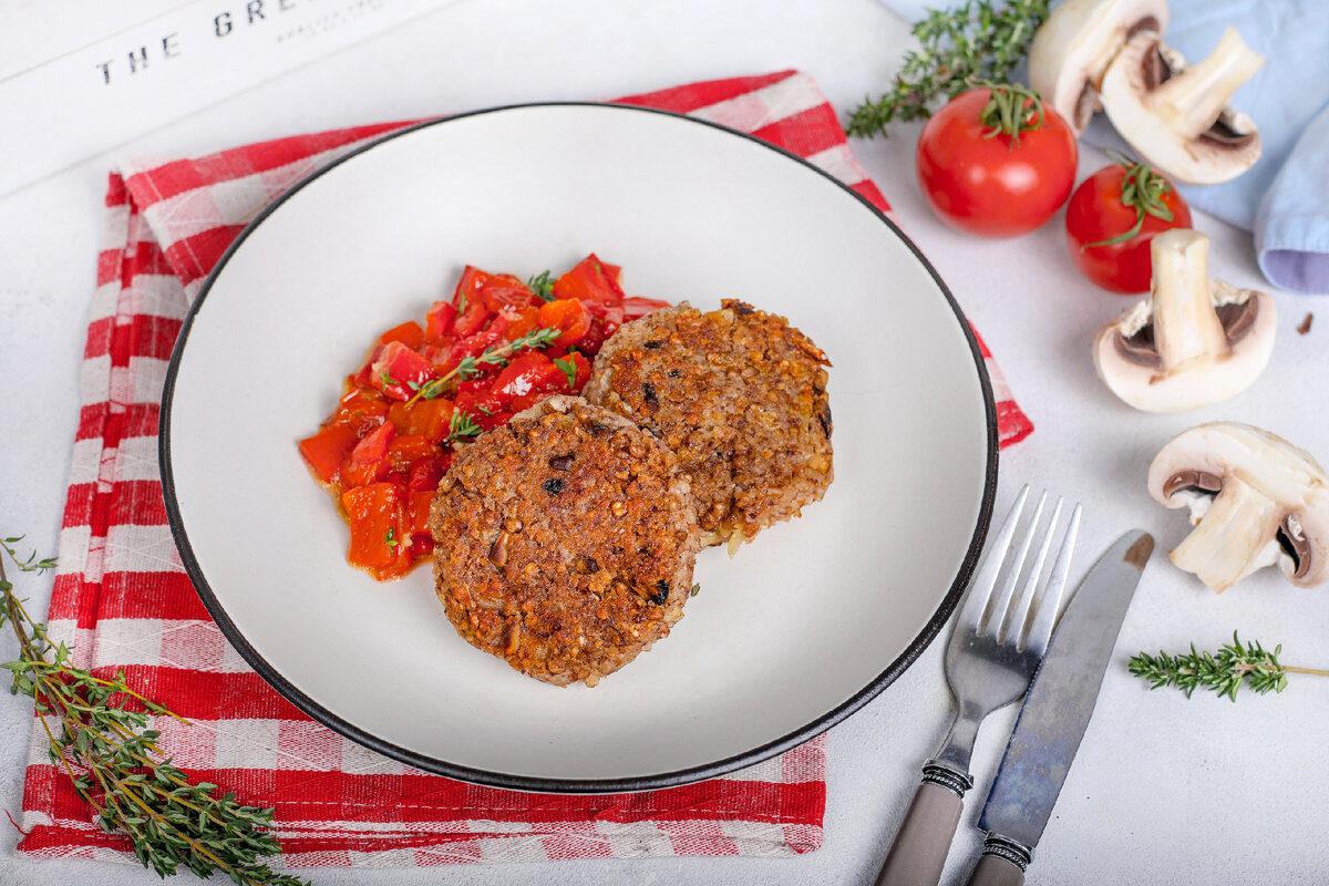 Гречневые котлеты и яркий салат: идеальное сочетание на ваш стол