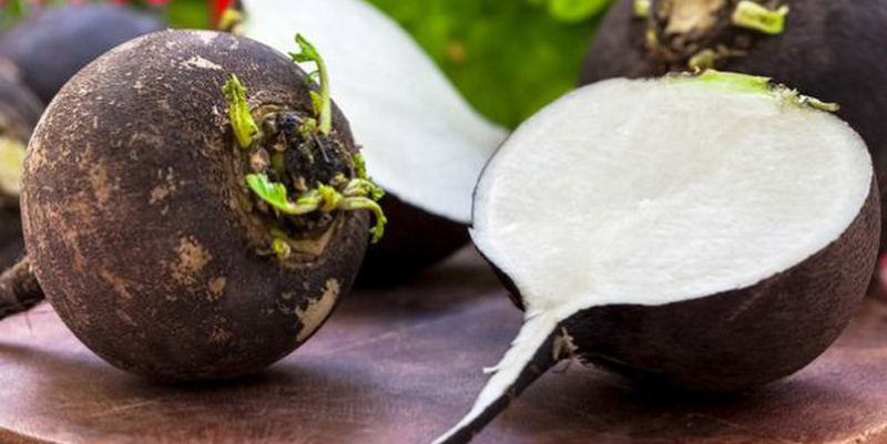 Открывая новые горизонты: жареная черная редька с виноградом и киноа