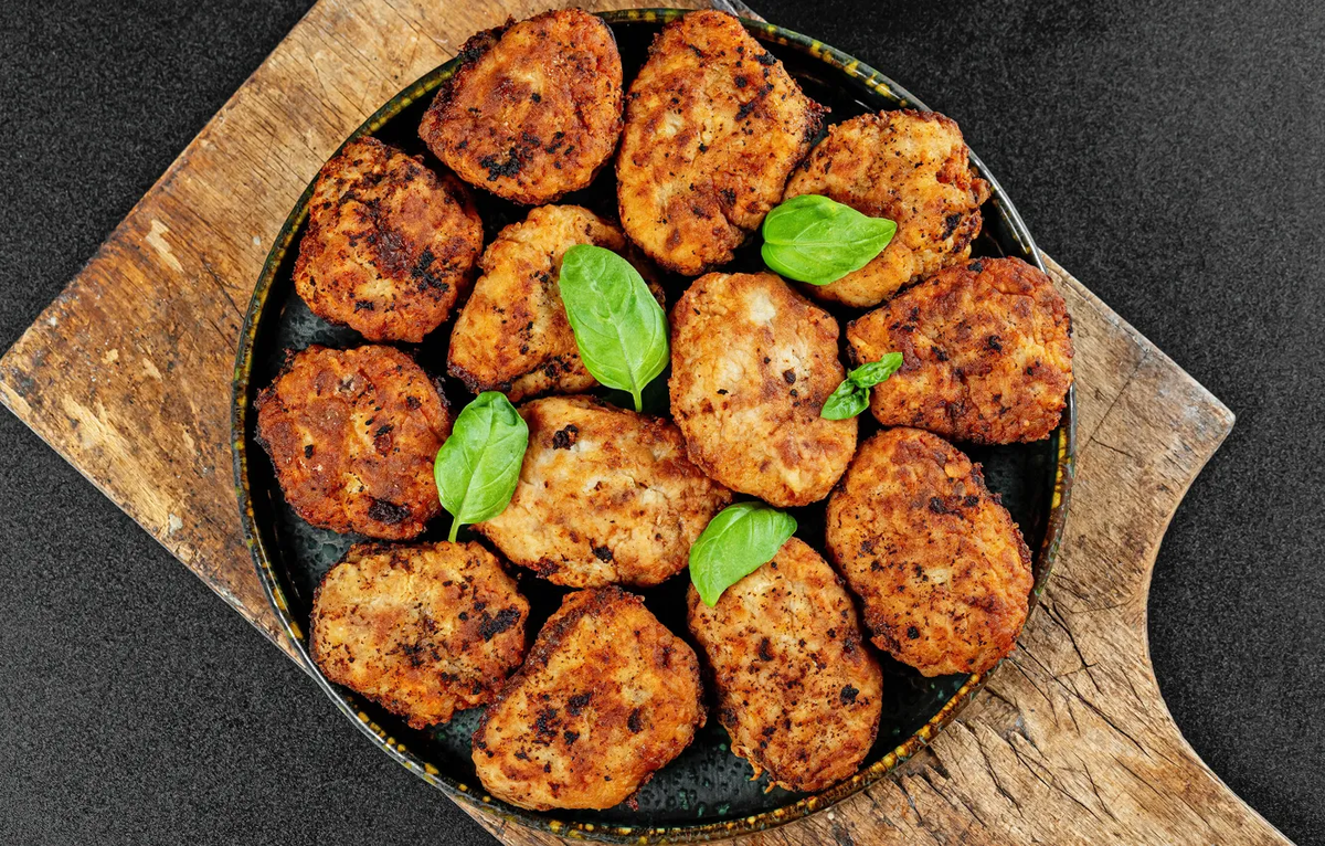 Сочные куриные котлеты с нежной сырной начинкой: простой и питательный рецепт