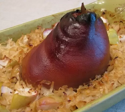 Секреты идеальной свиной рульки с кислой капустой и яблоками