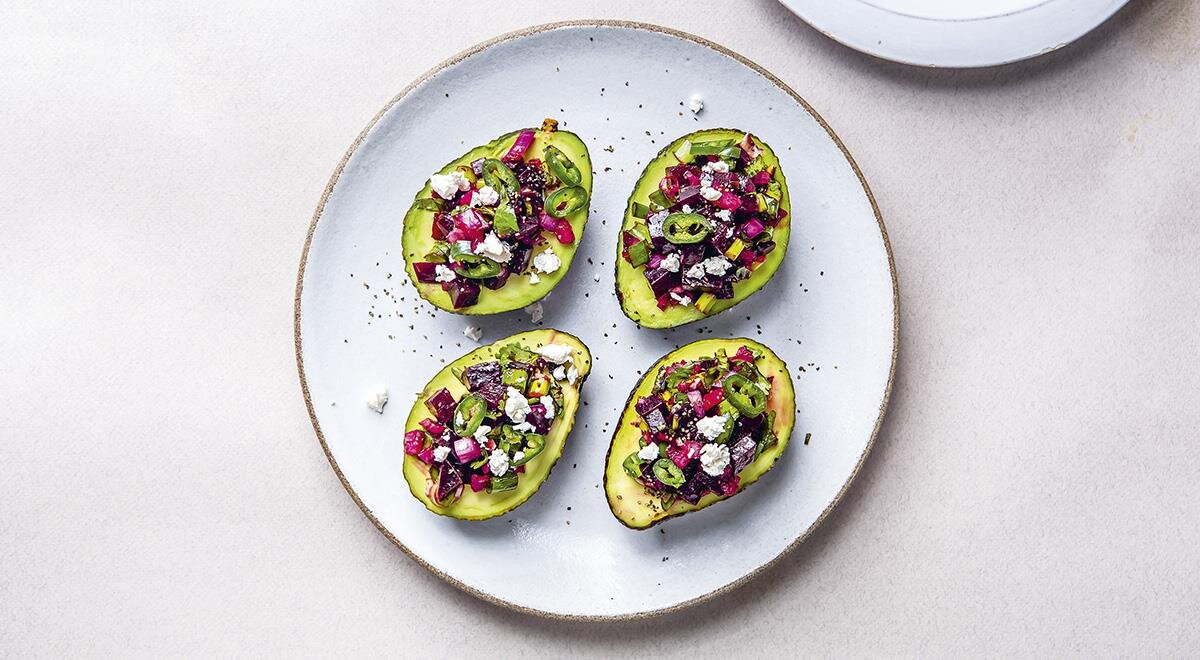 Нежное фаршированное авокадо со свекольным салатом: обновите своё меню