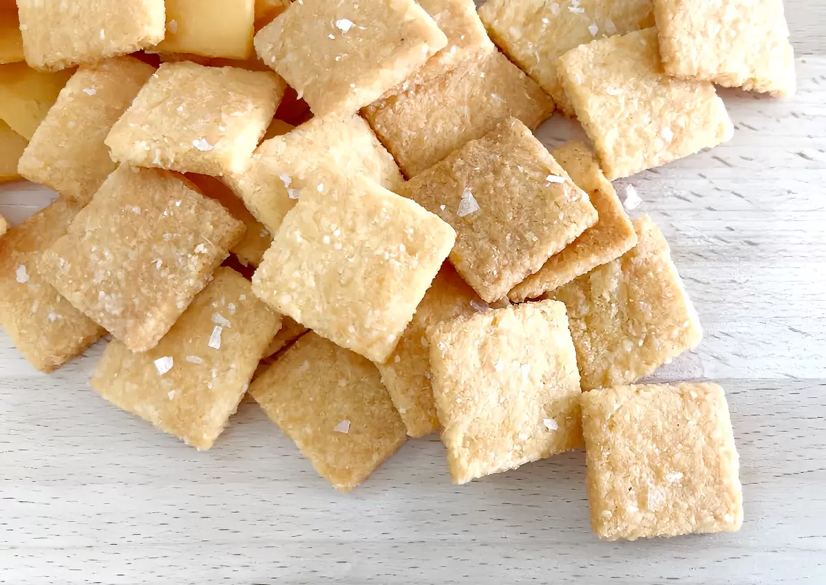 Хрустящие сырные крекеры на кето-диете: простой рецепт с тремя ингредиентами