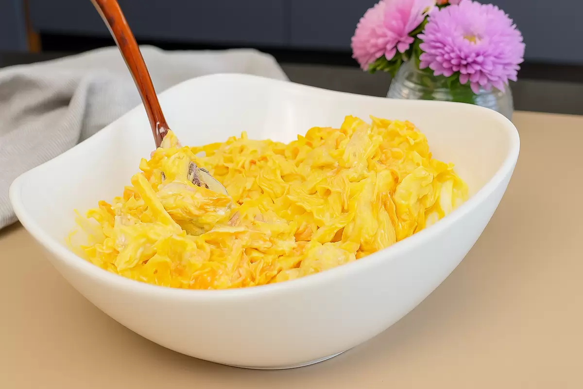 Салат с курицей и блинчиком — идеальный вариант для любого стола!