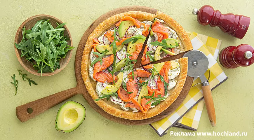 Пиццетта на слоеном тесте с руколой, творожным сыром и лососем