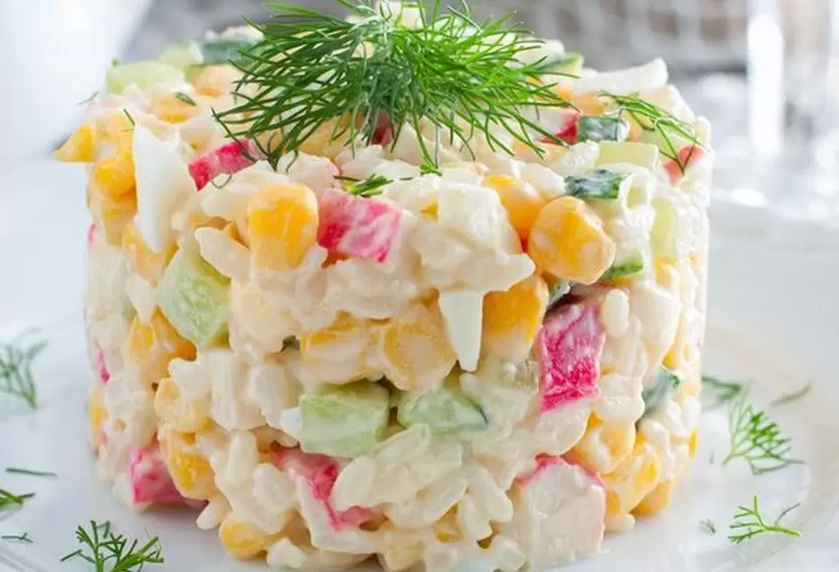 Крабовый салат с кукурузой: праздник каждый день