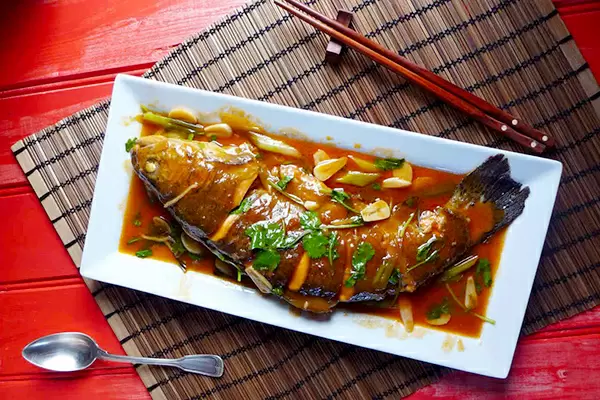 Кисло-сладкая рыба за 20 минут: нежное лакомство без фритюра