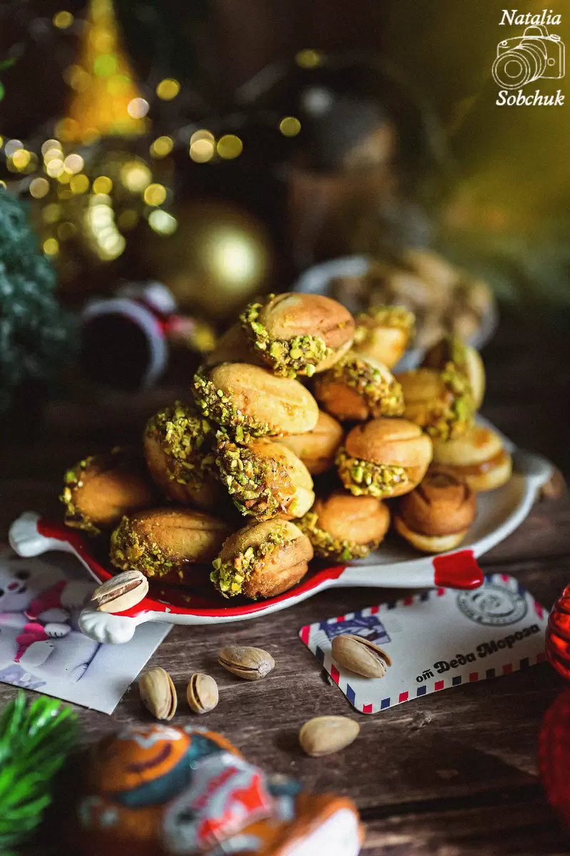 Орешки с варёной сгущёнкой и фисташкой: практичный вкусный подход к домашнему десерту