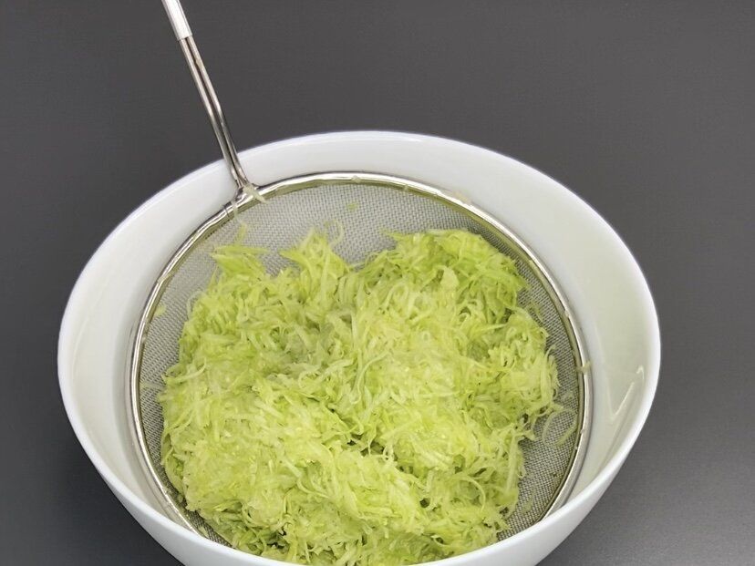 Летние наслаждения: простые и вкусные кабачковые блинчики для всей семьи