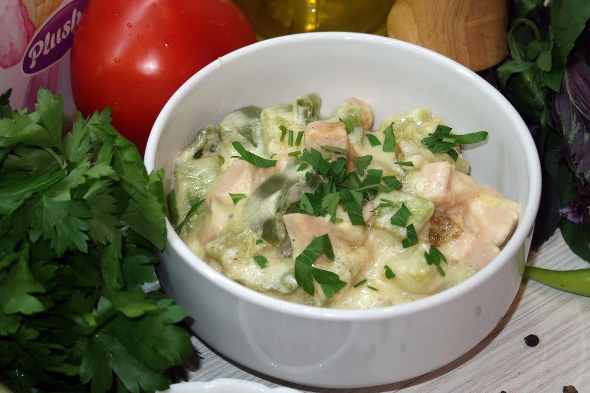 Кабачки с ветчиной и сыром в сметанном соусе